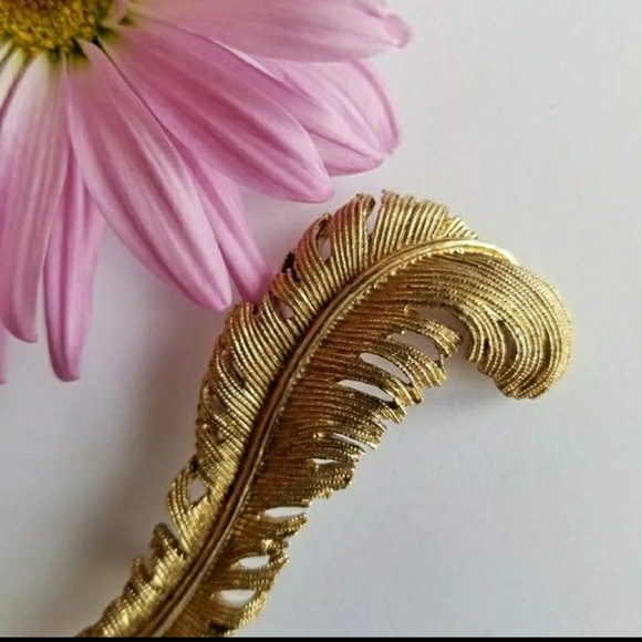 Relisted - vintage Coro Pegasus feather brooch gold tone pin - Picture 4 of 8